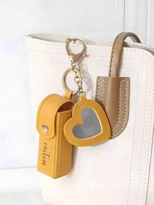 这款定制迷你口红钥匙扣配有心形镜子、口红袋和便携式口红盒，是女士化妆钥匙扣的理想之选。它可用作包包挂饰、钥匙装饰，也可作为纪念品或文具，适合女性日常使用。此外，它也是送给朋友、女友或情侣的绝佳礼物，是生日、情人节和新年等节日的完美之选。 - 均碼 - 查看 7