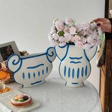 Cabin Kangaroo 1 chiếc bình hoa phong cách nghệ thuật hiện đại, lấy cảm hứng từ triết lý nghệ thuật của Klein, kết hợp các yếu tố của cột Ionic Hy Lạp, được vẽ tay hoàn toàn, là bình hoa nhựa thủ công chất lượng cao, vật trang trí bình hoa có giá trị nghệ thuật, bình trang trí không gian. - Nhiều màu - Xem 10