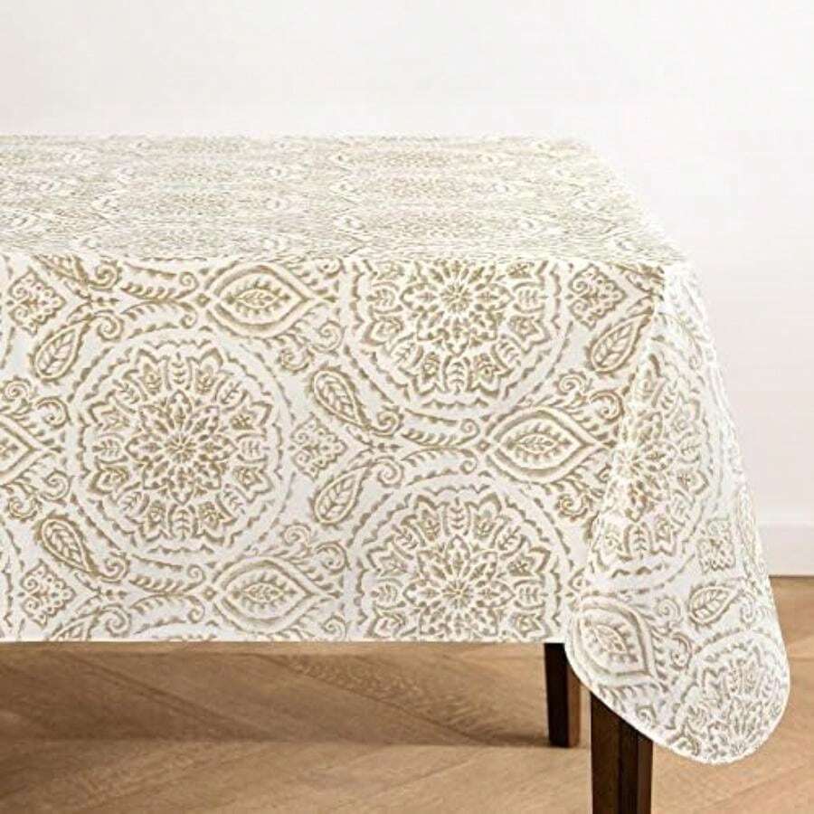 Home Fashions Savannah - Mantel de Vinilo Bohemio de Cachemira Resistente Agua y a Las Manchas con Parte Trasera de Franela, 60 x 102 Pulgadas, Rectangular, Gris Pardo(132.1 x 132.1 cm (Cuadrado) Gris pardo) - Multicolor - Ver 1