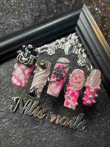 10片手工长方形亚克力美甲套装，粉色和黑色美甲，粉色猫眼，玫瑰红法式，可爱韩版Y2K风格美甲套装，3D立体美甲宝石&小钢珠&链条&爱心&蝙蝠美甲配件装饰全覆盖假指甲，手绘玫瑰红和白色点染美甲用品 - 粉色 - 查看 7