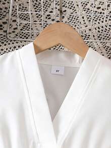 优雅淑女风连衣裙套装，甜美设计，适合少女穿着。这款夏季套装包含一件粉白相间的粗花呢拼接V领无袖上衣和一条泡泡袖收腰喇叭裙，两件套设计，适合生日派对、钢琴演奏会、外穿等场合。 - 白色 - 查看 6