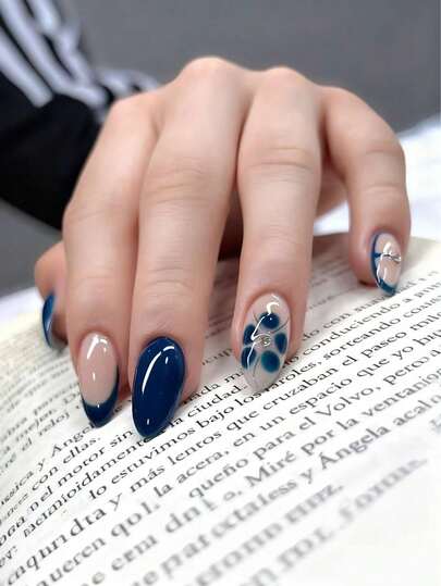 24 piezas de pegatinas de uñas con forma de almendra mediana, decoración de flores azules degradadas con rhinestones, cobertura completa brillante, estilo minimalista, adecuado para uso diario de mujeres y niñas, suministros de arte de uñas de verano