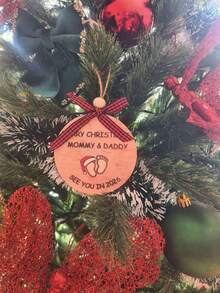 1 قطعة زخرفة معلقة على شكل عيد ميلاد مجيد لأمي وأبي، سنراكم في 2026، بطباعة مزدوجة السماكة على الخشب مع شريط ربط، ديكور حفلة استقبال المولود، هدية للوالدين المنتظرين، هدية حفلة استقبال المولود، ديكور منزلي لعيد الميلاد وديكور الغرفة في فصل الشتاء وهدايا عيد الميلاد - متعدد الألوان - مشاهدة 6