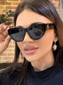 一副黑色猫眼极简时尚眼镜，适合运动、旅行、驾驶、海滩、节日、度假、街头、钓鱼、户外活动等场合。既是街头时尚配饰，也是夏季海滩度假、户外旅行和返校季的学院风之选。 - 黑灰 - 查看 3