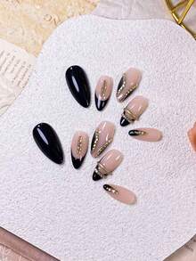 10片手工杏仁形黑色法式香槟色美甲贴纸。这款美甲贴纸采用手绘不对称黑色法式美甲图案，并镶嵌香槟色水钻，简约时尚，尽显优雅浪漫。适合日常佩戴、约会、音乐会和轻商务场合，是送给女性和女孩的绝佳礼物。 - 彩色 - 查看 6