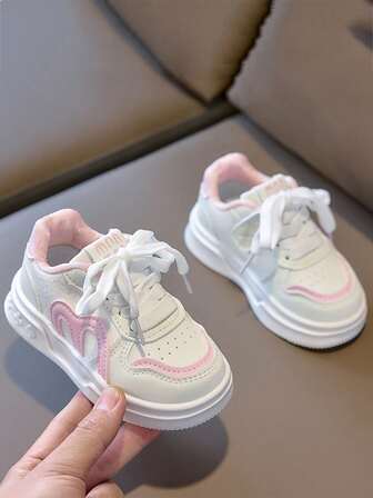 זוג אחד נעלי ספורט רכות לבנות, נעלי הליכה לפעוטות, נעלי נסיכה מתוקות חדשות, נעליים קז'ואל קלות ורב-תכליתיות לחוץ לבנות