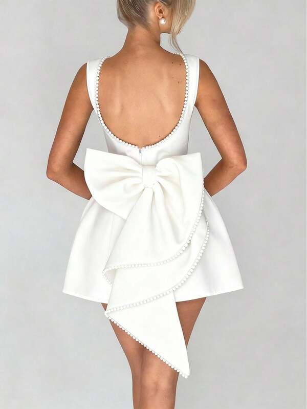 Vestido corto de mujer con lazo y decoración de perlas en la espalda