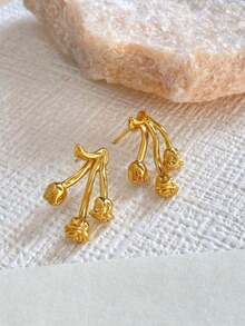 一对时尚不锈钢三玫瑰耳钉，简约优雅，个性十足，适合女性日常生活、晚宴、通勤等场合，百搭实用，是送给朋友和亲戚的小礼物。