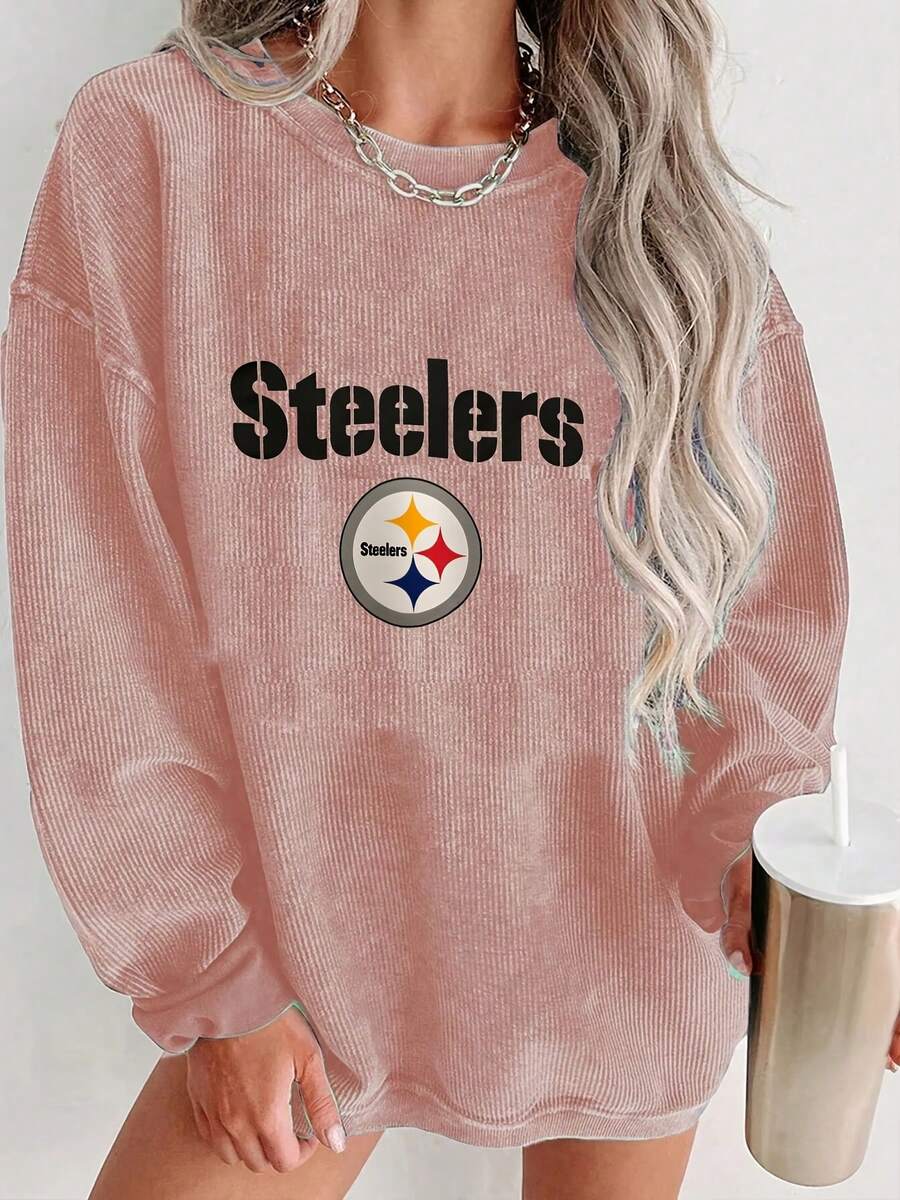 Christmas Outfit Women - Pittsburgh Steelers Logo Oversized Black Crewneck Sweatshirt - Bold 'Steelers' Text, Perfect For Fans - Long Wavy Platinum-Blonde Hair (Styled) Silver Chain Necklace Light Brown Tumbler With White Lid Clear Straw - Plain White Background Highlighted Fan Apparel- Winter Clothes For Women, New Years Outfit Women, Nye Party Outfit For Women - 粉色 - 查看 1