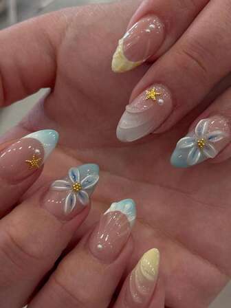 24片装短款杏仁形假指甲，蓝色法式水波纹、黄色美人鱼立体花朵、金色海星等可爱图案，铬合金亚克力材质，按压式美甲，凝胶美甲套装（附赠一片果冻胶和指甲锉），适合女性日常约会派对等场合。