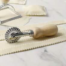 1pc Wooden Handle Pastry Cutter Wheel, Steel Pastry Cutter, Dumpling Light Beige Floral Edge Mold, Cookie & Pastry Dotted Line Rolling Cutter Mold, Kitchen Tool, Kitchenware