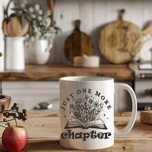 Taza de café para amantes de los libros – Diseño "Solo un capítulo más", ideal para bibliófilos, bibliotecarios, profesores y amantes de los libros. Apta para lavavajillas, reutilizable, perfecta para entusiastas de la lectura y amantes del café. Accesorio literario | Resistente. Regalos de Navidad. - Blanco - Ver 1