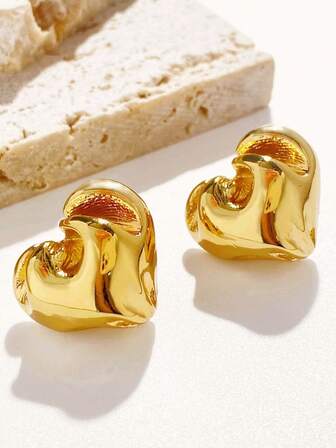 一对独特的纯不锈钢心形耳钉，简约优雅，彰显女性个性，适合日常、晚宴、通勤等场合佩戴，也是馈赠亲友的百搭小礼物。