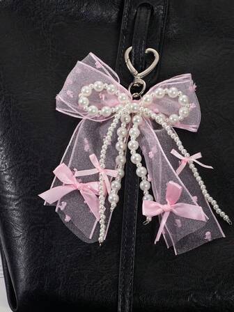 1 st elegant dubbelskiktad rosettnyckelring med pärldekor, zinklegeringsmaterial, rosa och vit färg, lämplig för att dekorera väskor, ryggsäckar, även en utmärkt present speciellt för alla hjärtans dag och campusaktiviteter. Ryggsäckstillbehör | Elegant nyckelring | Nyckelring i zinklegering, rosa rosettnyckelring, pärlnyckelring, ryggsäcksberlock, nyckelring för kvinnor