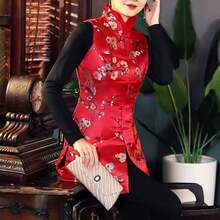 This Sleeveless Tang-Style Vest For Women Is Perfect For Spring 2026. It Features A Plum Blossom Pattern, A Traditional Chinese Cheongsam Design, A Stand-Up Collar With Frayed Edges, Side Slits, And A Front-Buttoned Open Front. Ideal As A Gift For Mothers, This Stylish Vest Is A Great Choice For Women And Offers A High-Quality Look. Suitable For Everyday Wear, Casual Occasions, Vacations, Social Events, Parties, And More. - 紅色 - 查看 13