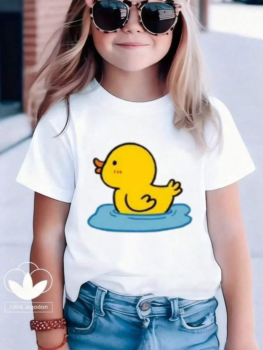 Esta nueva camiseta de manga corta para niña está hecha 100 % de algodón y luce un elegante estampado Pequeño pato amarillo. Es informal y versátil. Su tejido suave y agradable al tacto es delicado con la piel, lo que permite que las niñas se muevan con libertad y comodidad durante las reuniones familiares, los eventos escolares o los juegos al aire libre. - Blanco - Ver 1