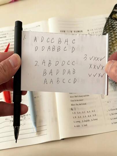 1/2 Adet Yaratıcı Çıkarılabilir Kağıt Kalem, Serbestçe Yazılabilir Mesaj, Sürpriz Aşk İtirafı Kalemi, Doğum Günü Hediyesi (Hem Erkekler Hem Kadınlar İçin), Mezuniyet Sezonu, Sevgililer Günü İtirafı, Öğretmenler Günü Hediyesi ve Ofis Malzemeleri İçin Uygundur.