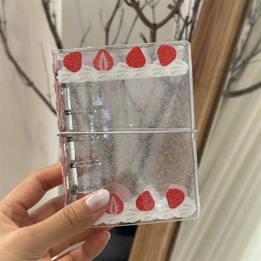 Bìa sổ tay trong suốt hình dâu tây M5 dễ thương, thích hợp đựng sổ tay dán sticker, album ảnh, album thiệp hình dâu tây, sổ tay DIY có thể thay thế ruột, chống thấm nước và tái sử dụng.