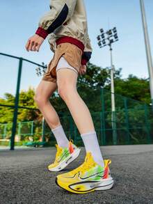 男女通用超轻专业马拉松跑鞋，内置碳板和缓震科技，透气低帮设计，荧光鞋面，缓震耐磨外底，适合四季训练、健身房、田径场和日常运动，简约风格 - 黃彩 - 查看 10