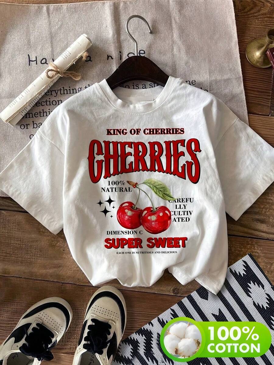 Camiseta informal de cuello redondo para mujer, blanca, con estampado de cerezas y estampado "King of Cherries". Transpirable, lavable a máquina. Moda de primavera. Camiseta estampada de moda. Cómoda y ajustada. Versátil para el día a día. Top elegante. Camiseta ligera. Top estampado. - Blanco - Ver 1