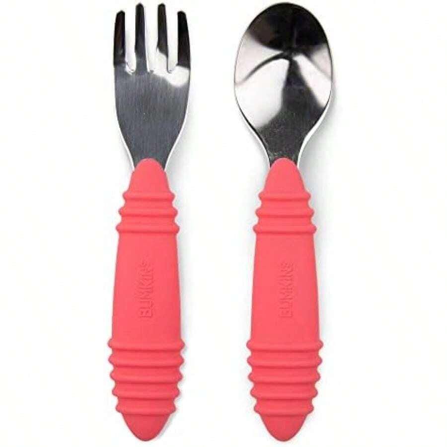 - Juego de utensilios para niños pequeños, tenedor y cuchara, silicona y acero inoxidable, cubiertos de entrenamiento en ángulo, tenedores / tenedores para autoalimentación, los niños sostienen aprender a comer, 18 meses más, azul(Bumkins Rojo-SFT) - Multicolor - Ver 1
