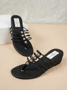 多带编织设计女士坡跟厚底休闲凉鞋，度假沙滩风，金属珠饰装饰，舒适黑色女士一脚蹬人字拖 - 黑色 - 查看 3