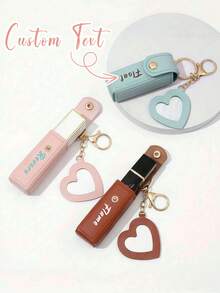 这款定制迷你口红钥匙扣配有心形镜子、口红袋和便携式口红盒，是女士化妆钥匙扣的理想之选。它可用作包包挂饰、钥匙装饰，也可作为纪念品或文具，适合女性日常使用。此外，它也是送给朋友、女友或情侣的绝佳礼物，是生日、情人节和新年等节日的完美之选。 - 均碼 - 查看 10