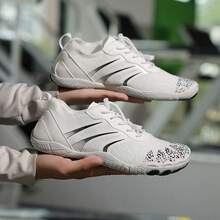 女士速干水鞋 - 男女通用透气赤足五指水鞋,舒适轻便防割水运动鞋,适合室内健身、举重、瑜伽以及沙滩、游泳、冲浪、徒步等户外活动 - 全鞋底包裹,系带设计,四季皆宜,是海滩度假爱好者的理想之选 - 可选颜色:黑色/灰色/白色/卡其色 - 白色 - 查看 13