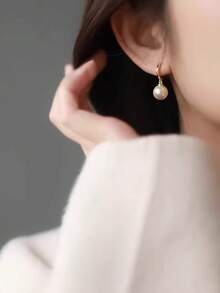 1 para modnych kolczyków z wisiorkiem ze sztucznych pereł dla kobiet, kolczyki na klipsy o eleganckim, ekskluzywnym charakterze, odpowiednie do noszenia na co dzień i jako prezent świąteczny
