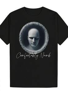 Camiseta gráfica casual de verano para hombres - Camiseta de poliéster ligera con cuello redondo, impresión de arte urbano y texto "Comfortably Numb", lavable a máquina, ajuste regular para atuendo casual, ropa transpirable, camiseta con impresión artística, tela cómoda - Negro - Ver 1