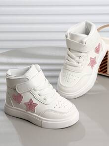 一双白色高帮婴儿运动鞋，饰有闪亮的粉色星星和爱心图案，可爱又时尚。鞋面采用搭扣设计，方便穿脱，穿着稳固。圆头设计保护宝宝的脚趾，防滑纹理鞋底确保行走安全。这款运动鞋既时尚又实用，是宝宝日常活动或特殊场合的理想之选。 - 白色 - 查看 4