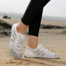 女士速干水鞋 - 男女通用透气赤足五指水鞋,舒适轻便防割水运动鞋,适合室内健身、举重、瑜伽以及沙滩、游泳、冲浪、徒步等户外活动 - 全鞋底包裹,系带设计,四季皆宜,是海滩度假爱好者的理想之选 - 可选颜色:黑色/灰色/白色/卡其色 - 白色 - 查看 4