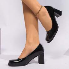黑色漆皮粗跟女鞋 - 圆头时尚办公鞋，适合搭配西装、铅笔裙和商务会议。