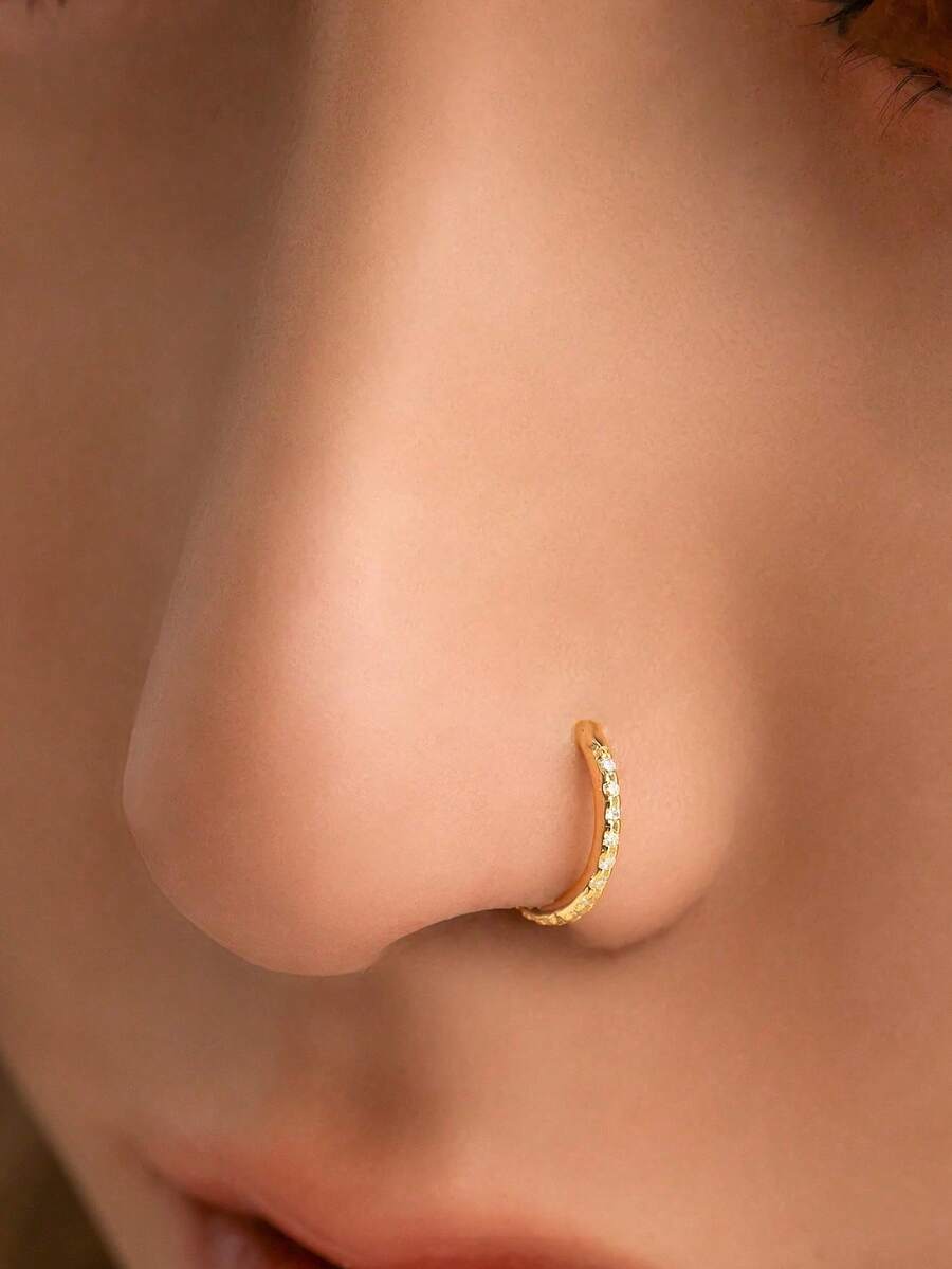 1件S925纯银镀金经典圆形锆石鼻环,小巧精致,简约低敏,男女皆宜的迷你穿孔饰品。可用作鼻钉/穿孔饰品/鼻饰/耳环,适合男女日常佩戴。 - 彩色 - 查看 1