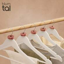 Blumtal Kleiderbügel Holz 10er Set - Holzbügel mit 360 drehbarem Metallhaken - Kleiderbügel Weiß + Zedernholz Mottenschutz - Kleiderbügel Holz Weiss + Anti-Rutsch-Schicht & Einkerbungen - Coat Hanger,10erSet,Weiß - Blanc - Voir 7