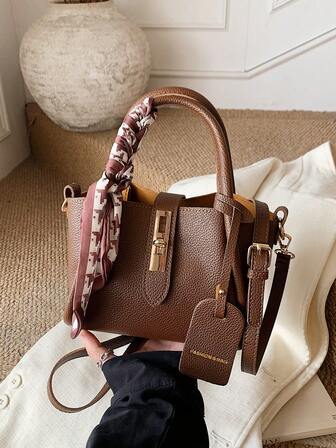 1ชิ้น กระเป๋าโท้ท PU หัวเข็มขัดเรียบง่ายแฟชั่นพร้อมสายสะพายถอดออกได้ มาพร้อมผ้าพันคอ เหมาะสำหรับใช้ในชีวิตประจำวัน