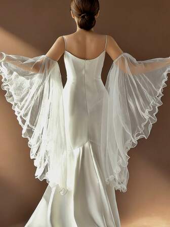 1 对白色长款新娘袖套，带荷叶边装饰，适合婚礼、旅行摄影、正式场合，可用作婚纱袖套。