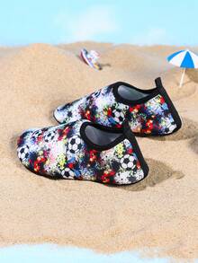 1双儿童黑白足球图案休闲舒适平底防滑水鞋，适合夏季穿着 - 黑與白 - 查看 5