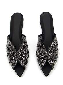 女士魅力水钻镂空网眼装饰黑色缎面材质时尚尖头舒适平底穆勒凉鞋，适合日常穿着和派对场合