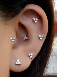 1pc Elegant Minimalist Earring, 18K Gold Plated Stainless Steel & Cubic Zirconia Clover Design, Petite & Versatile For Daily Wear, Suitable For Men & Women. Can Be Worn On Cartilage, Helix, Tragus, Inner Conch, Inner Rim, Lobe And Other Ear Piercings. Flat Back Design, Fashion & Unisex. Cubic Zirconia Material, Silver Color, Flat Back Earring, Nose Stud, Screw Back, Suitable For Inner Rim And Various Ear Piercings. - A Round Three-leaf CZ Earrings - View 3