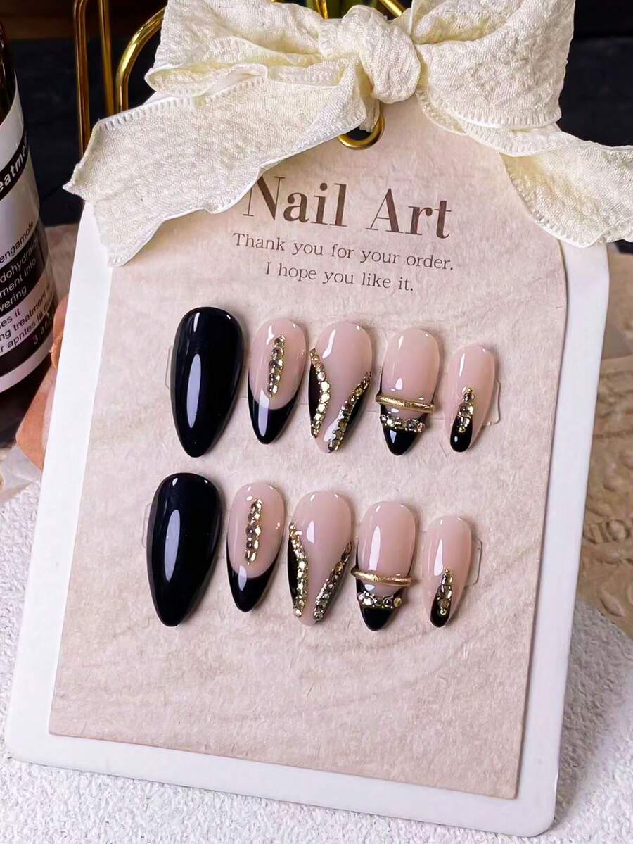 10片手工杏仁形黑色法式香槟色美甲贴纸。这款美甲贴纸采用手绘不对称黑色法式美甲图案，并镶嵌香槟色水钻，简约时尚，尽显优雅浪漫。适合日常佩戴、约会、音乐会和轻商务场合，是送给女性和女孩的绝佳礼物。 - 彩色 - 查看 1