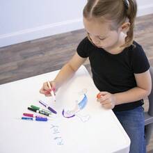 YQQ Humble Crew - Juego de 2 mesas de plástico para borrado en seco Mesa Blanca y sillas Grises 20 x 20 x 17 Pulgadas 12 x 11 x 18 Pulgadas2179 - Mesablancaysillasgrises - Ver 4