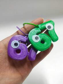 1个可爱的67伙伴钥匙扣，眼睛表情丰富 - 多种颜色可选，67伙伴钥匙扣，耐用塑料材质，可用于包包、背包或收藏展示，趣味设计，钥匙扣配件，精细雕刻，67脑残粉，67装饰品，六七周边礼品，六七小摆件，男女皆宜，圣诞礼物，派对小礼物，可用于钱包、汽车，非常适合挂在背包和车钥匙上。 - 彩色 - 查看 5