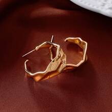 1对极简主义扭曲不对称几何纹理C形耳环 - 金色 - 查看 4