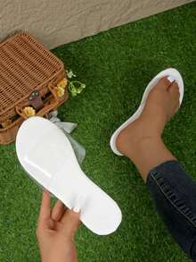 Sandalias slip-on de talla grande para mujeres, sandalias slip-on de gelatina de punta abierta, sandalias planas para la playa. Pantuflas cómodas para pies grandes, una bendición para pies anchos, talla grande de ajuste ancho - Blanco - Ver 9