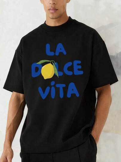 Limón amarillo vibrante con hojas verdes acompañado de palabras en azul que transmiten un estilo de vida alegre y relajado inspirado en la  mediterránea ideal para momentos casuales camiseta de hombre 100% algodón