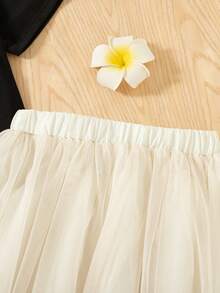 Bộ 2 món cho bé gái, gồm áo thun trơn màu, tay rớt, họa tiết hoa và chân váy chữ A dài đến đầu gối, thích hợp cho mùa hè. - màu đen - Xem 7