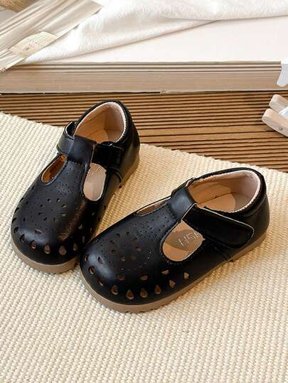 1 双儿童休闲时尚滑板鞋，PU 纯色透气孔鞋面，透气孔设计，简约清新，柔软轻便，魔术贴搭扣方便穿脱，适合儿童日常运动、休闲、玩耍和假日场合，兼具美观与实用性。