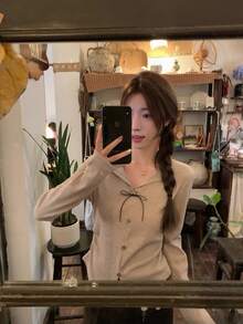 时尚蝴蝶结V领长袖T恤，褶皱修身短款女式上衣，春夏款 - 卡其色 - 查看 7