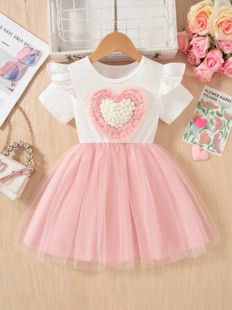 Vestido de princesa con parte superior de manga corta con cuello redondo, volantes y encaje de corazón hecho a mano, y falda de malla para niñas jóvenes en verano